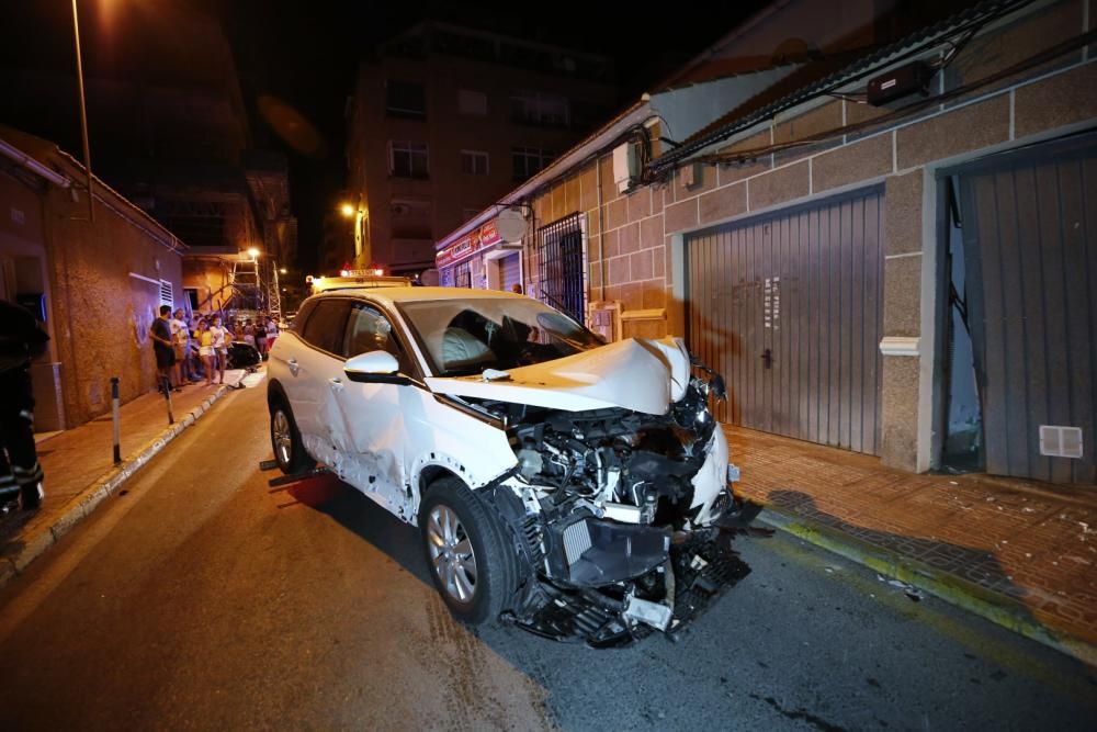 Dos coches se vieron implicados en un aparatoso accidente en la confluencia de las calles San Pascual con Hermanos Bazán en Torrevieja