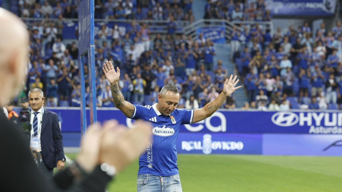 Santi Cazorla, durante el homenaje antes del Real Oviedo-Granada