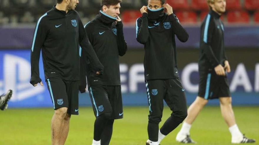 Luis Suárez, Messi y Neymar charlan durante el entrenamiento de ayer.