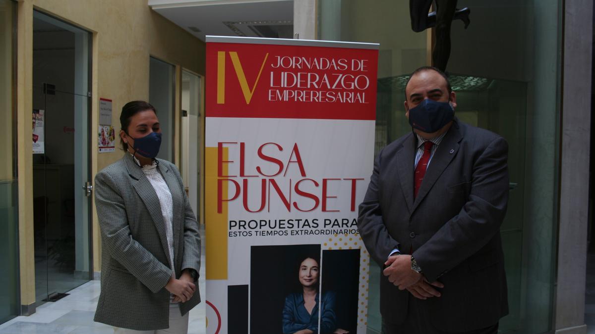Ana Isabel Sánchez y Juan Francisco Gómez, con el cartel de las jornadas.