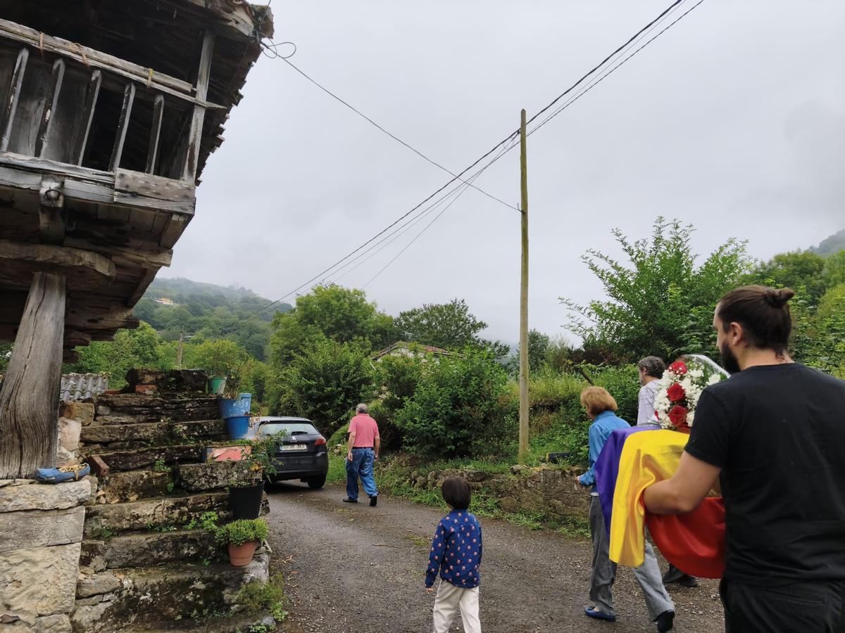 La familia de camino al cementerio de Sama de Grado con los restos mortales de José Arias Valdés, que lleva su bisnieto Santiago Torres Arias.