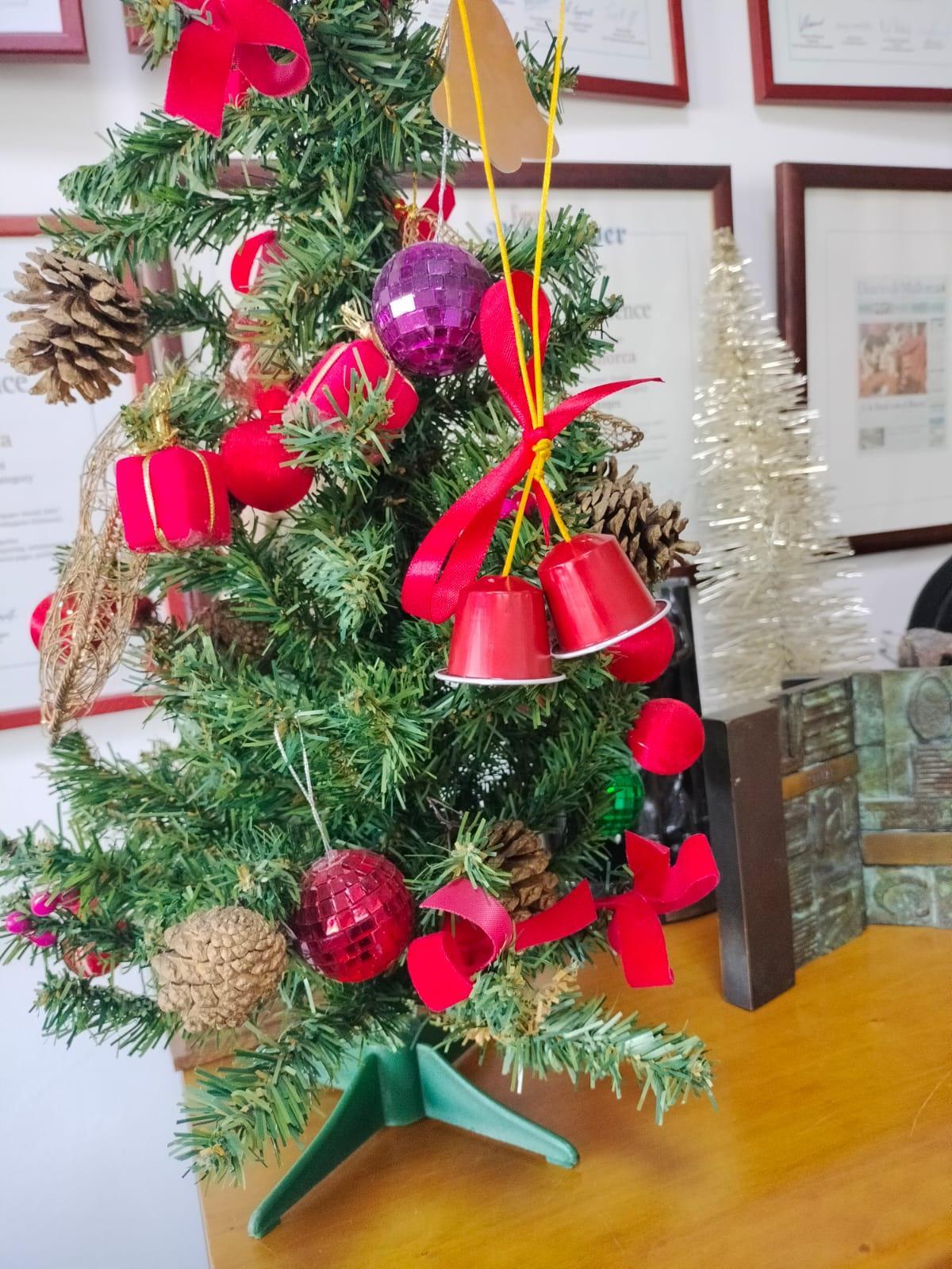 Con este producto, hechos campanitas, se pueden decorar los árboles de navidad