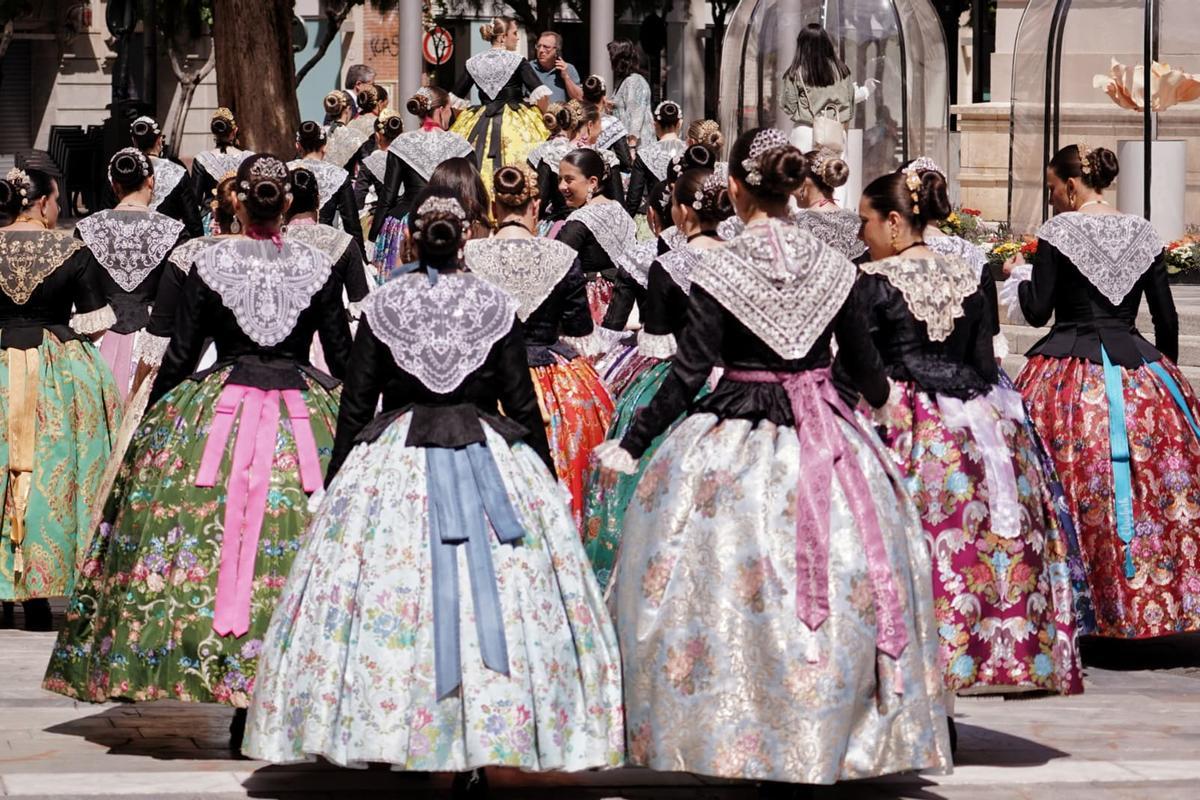Las candidatas a Reina Mayor y Damas de las Fiestas de Elche 2026 durante las convivencias