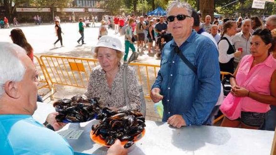 Los comensales hicieron cola durante horas.