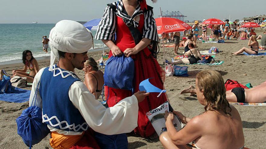 Los actores de la caravana ´Lee en la playa´, ayer en La Malagueta.