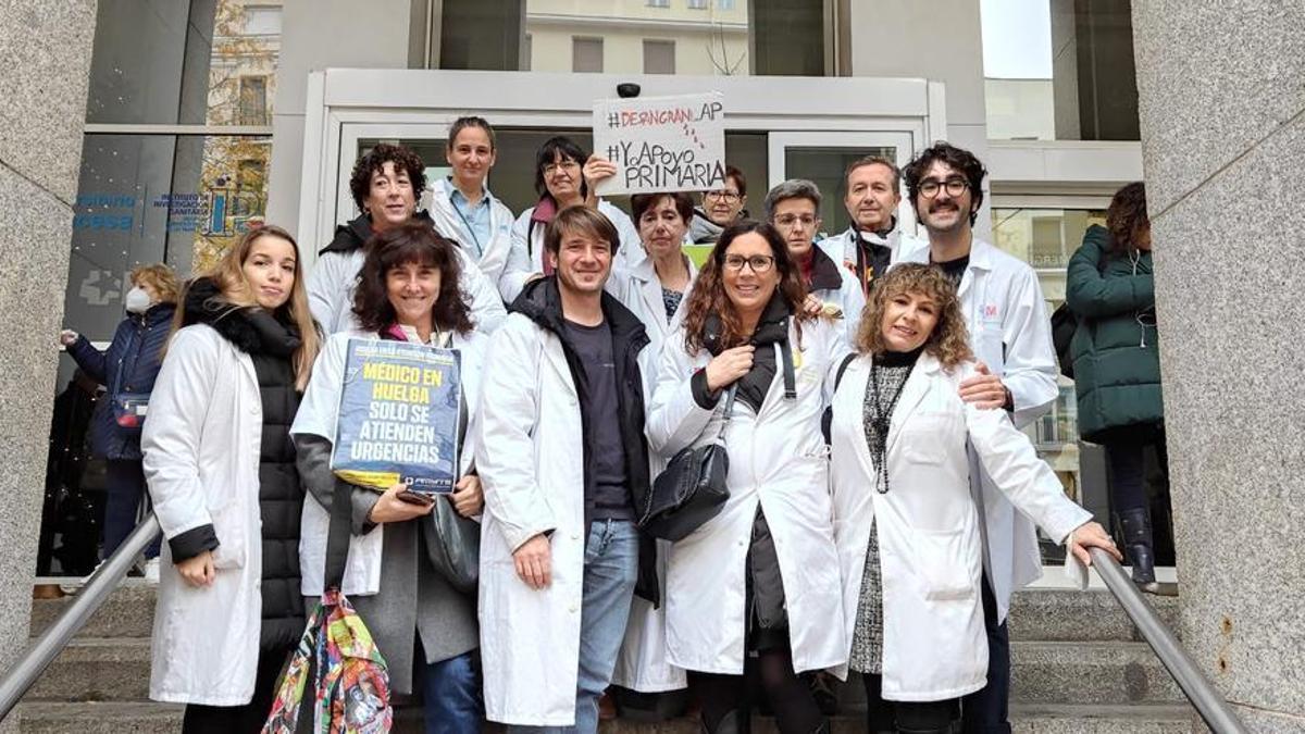 Médicos en huelga ante el Hospital de la Princesa.