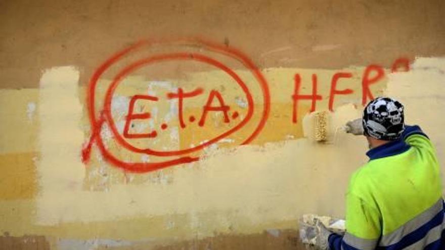 Un home esborra una pintada a favor d&#039;ETA a Gernika