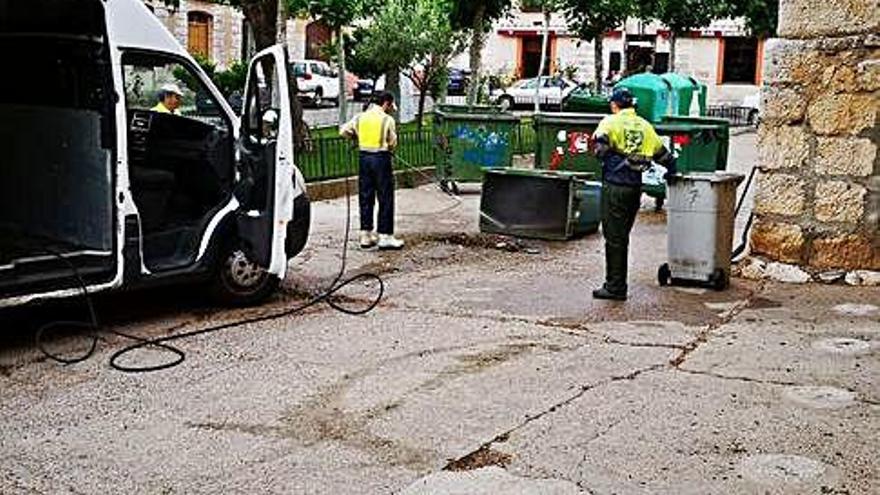 Limpieza de los contenedores en un pueblo de Norte Duero.