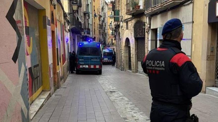 Desnonen una família amb tres menors d’un pis del carrer Vilanova de Manresa