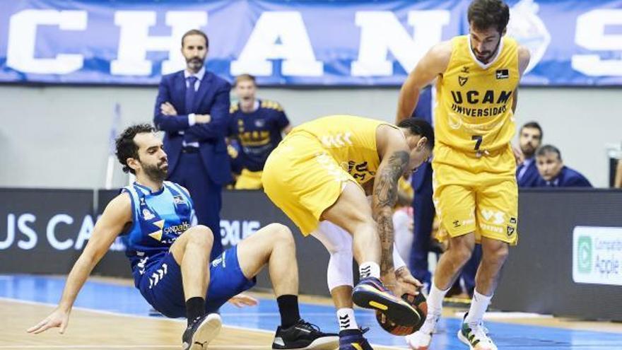 El escolta Jordan Davis, del UCAM Murcia, pelea por un balón ante Vítor Benite.