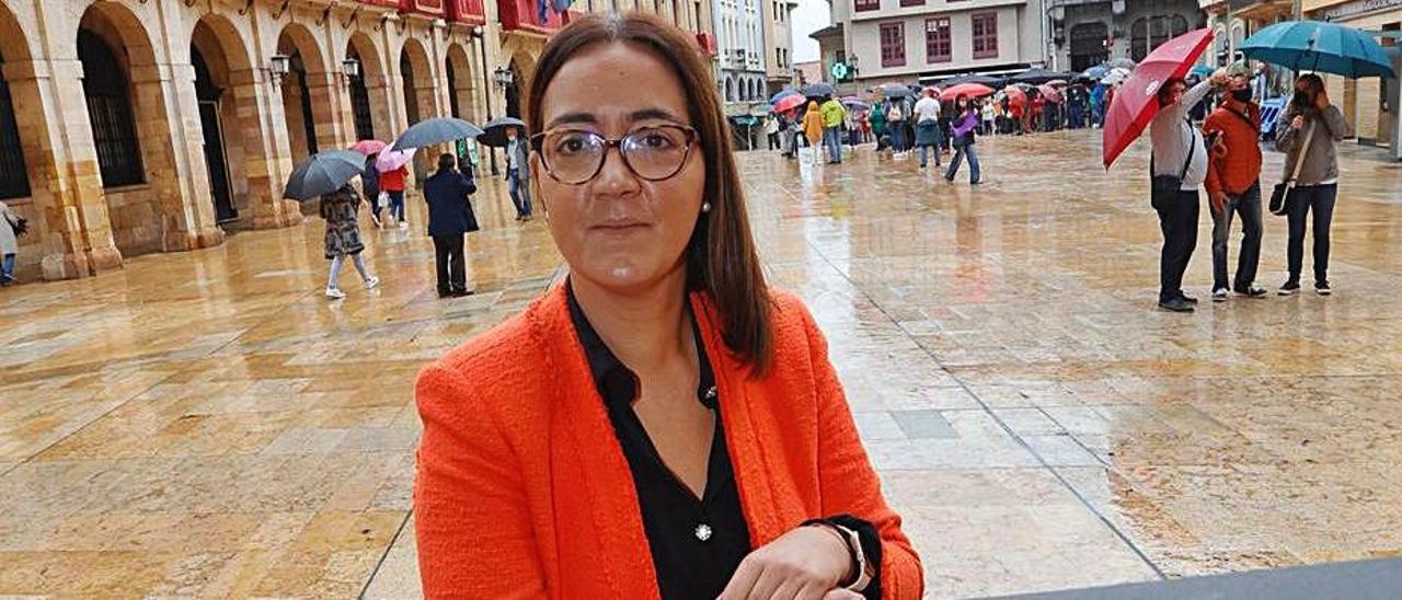 Covadonga Díaz en la plaza del Ayuntamiento. | Miki López