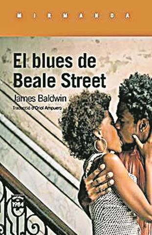 El blues de Beale Street · James Baldwin · L’amor trenca fins i tot els barrots de la presó on va a parar el Fonny, acusat de violació. Una nova realitat per a ell i la Tish, amb qui ja havien fet plans per casar-se i, a més, esperen un fill. Els dos joves afroamericans, fills d’un Harlem racista, masclista i classista, no es deixen abatre per la ràbia i la desesperació i fan créixer encara més el seu amor mentre les famílies lluiten per alliberar el noi.