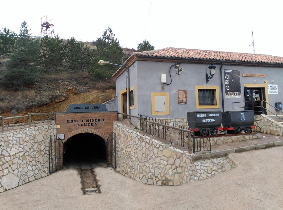 El Museo Minero de Escucha se ubica en la parte sur del pueblo.