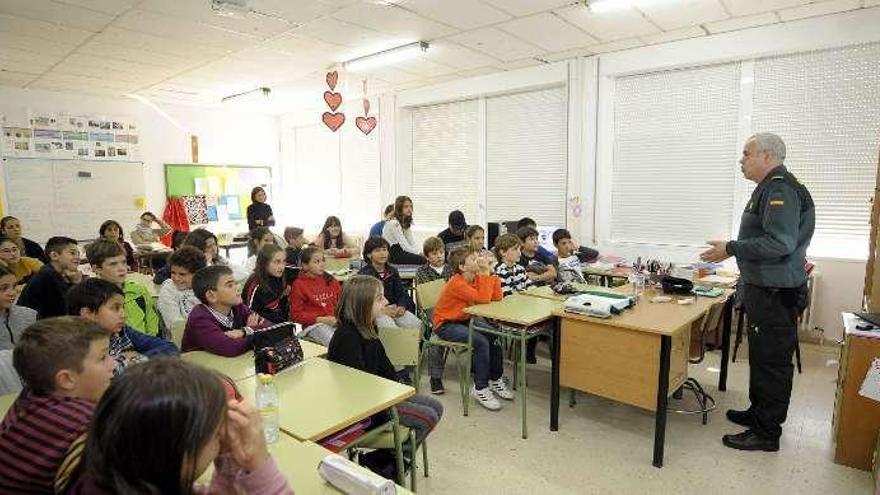 El cabo José Ramón Fernández, durante su encuentro con los alumnos del CEIP de A Bandeira. // Bernabé/J. Lalín