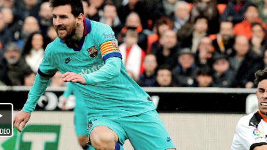 Leo Messi durant una jugada avui al camp del València
