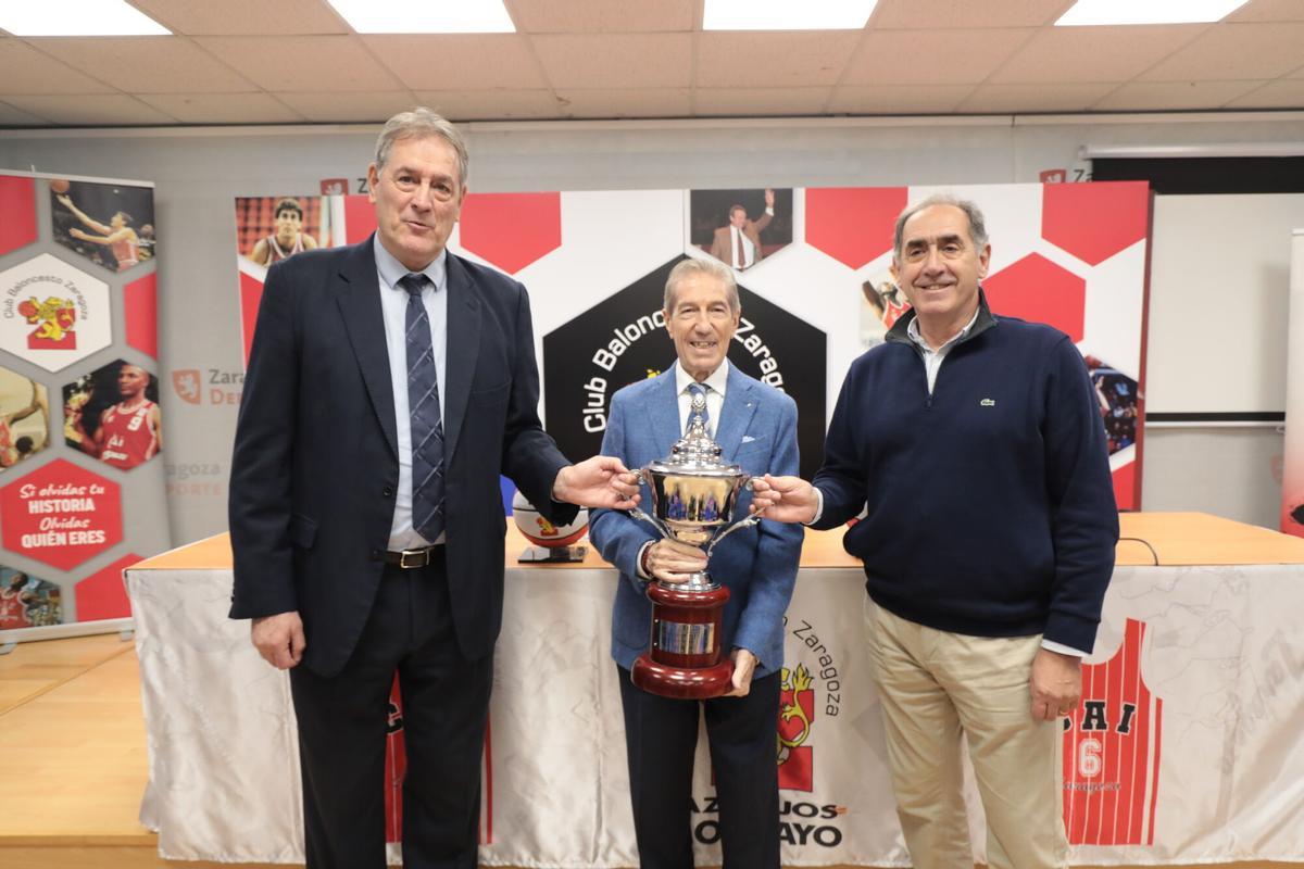 Pepe Arcega, junto a su hermano Fernando y José Luis Rubio, en el 40 aniversario de la Copa de 1984.