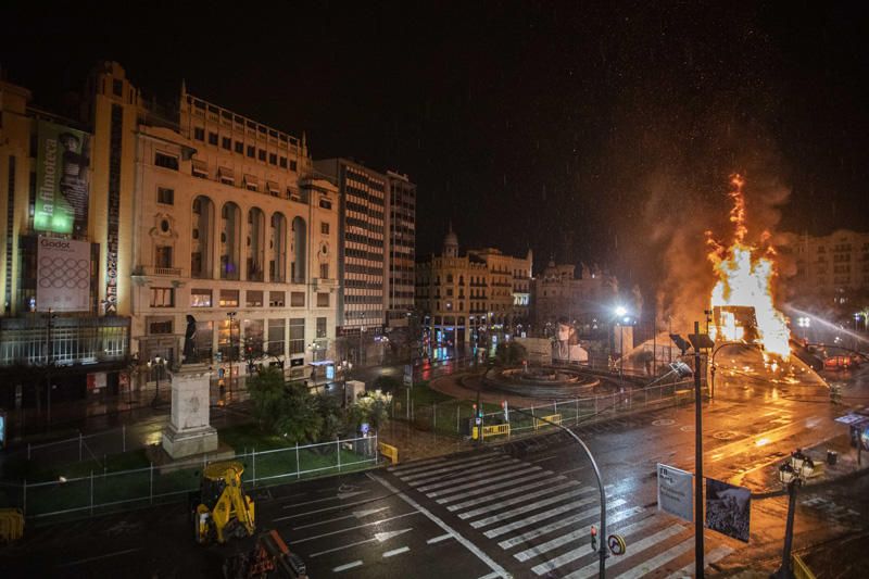 Así ha sido la cremà de la falla municipal