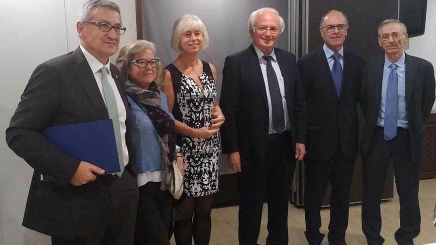 El rector de la Universidad de Oviedo, Santiago García Granda -a la izquierda-, acompañado de Pilar Fernández de San Mamed (viuda de Pedro Gil, uno de los homenajeados), Concha Masa, Santos González, Javier Valdés y Norberto Corral, ayer, en la celebración de la Facultad de Ciencias.