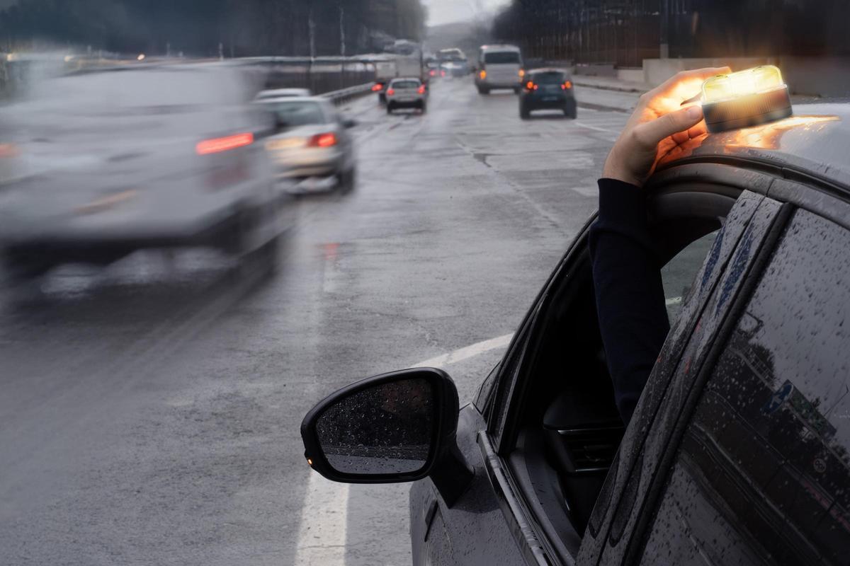 A partir del 1 de enero de 2026 tendrán la obligación de llevar una baliza V16 conectada