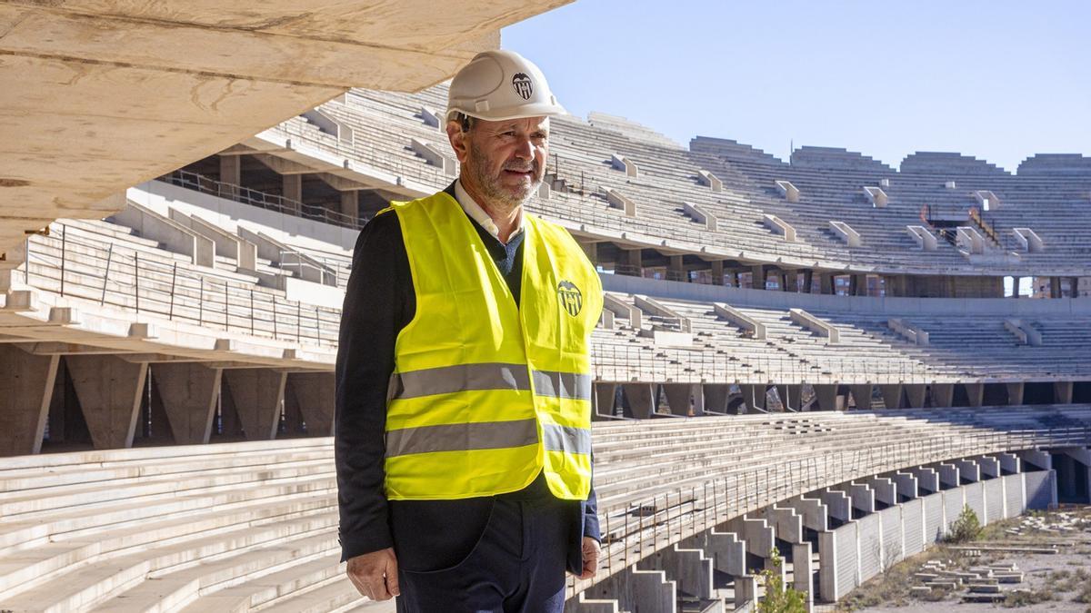 El presidente de la RFEF, Rafael Louzán, durante una visita al Nou Mestalla en enero.