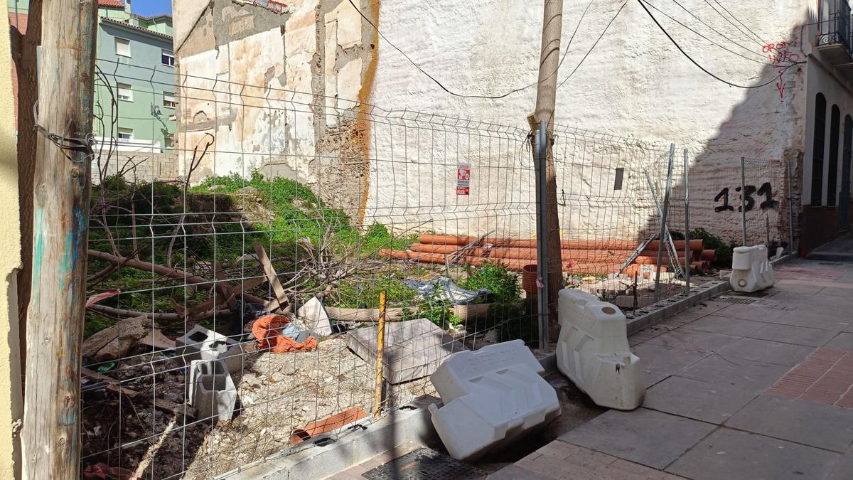 Solar abandonado sin dueño conocido en Calle Vital Aza nº 13