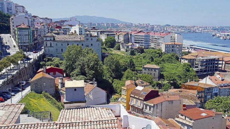 Vista del barrio do Cura, entre Paseo de Alfonso, Torrecedeira y O Berbés. // Marta G. Brea