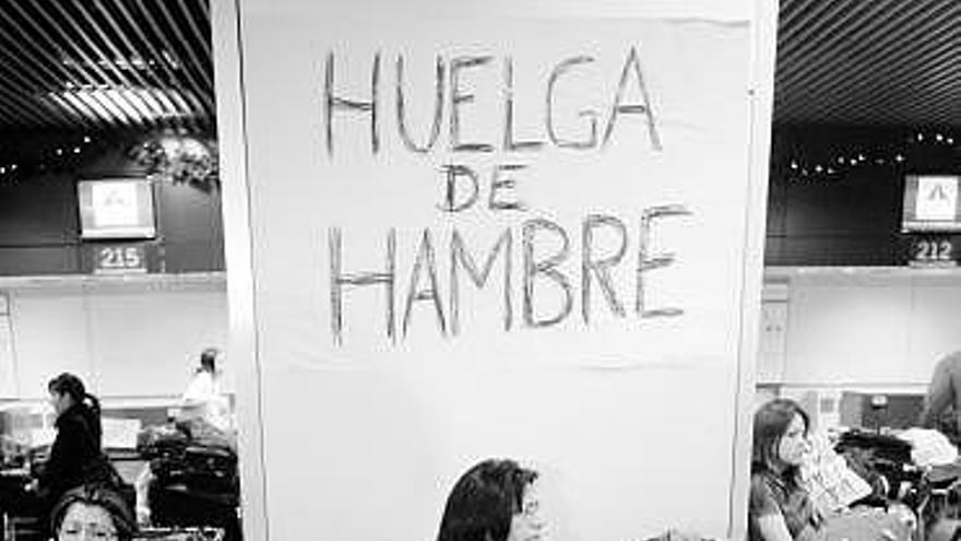 En la imagen de la izquierda, varios pasajaros afectados que han iniciado una huelga de hambre en Barajas. Sobre estas líneas, en la foto superior, una mujer llora tras conocer que su vuelo fue cancelado; en el centro, una pasajera duerme en el suelo de Barajas; abajo, Díaz Ferrán.