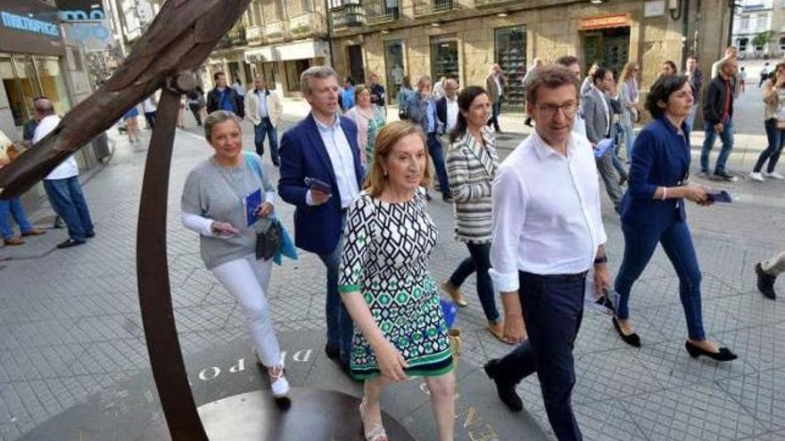 Ana Pastor y Núñez Feijóo cruzan la plaza de la Peregrina en su paseo por la ciudad. // Gustavo Santos