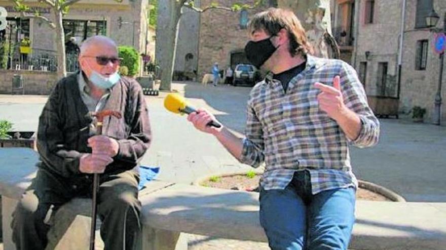 Prim Duxans parlant amb Quim Masferrer a la plaça de Sant Llorenç de la Muga