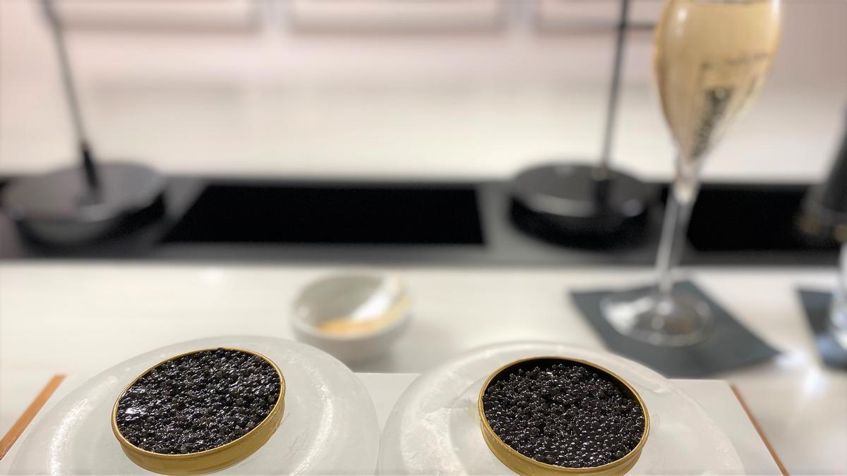 Dos latas de caviar Nacarii y una copa de cava.