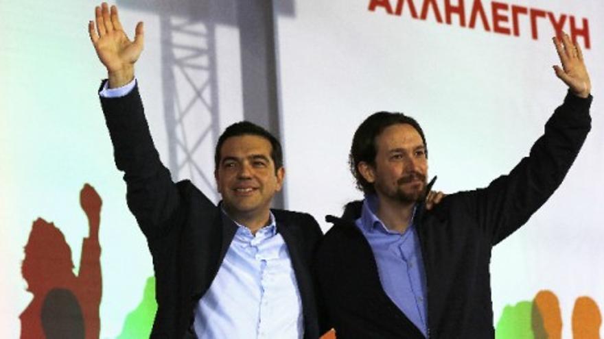 Tsipras y Pablo Iglesias, abrazados en Atenas