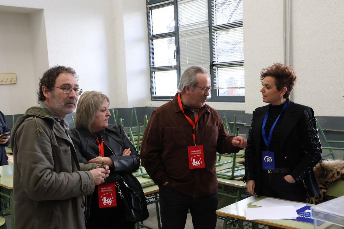 Miguel Viñas y Francisco Guarido durante la mañana electoral en el instituto Claudio Moyano: elecciones autonómicas 2026.