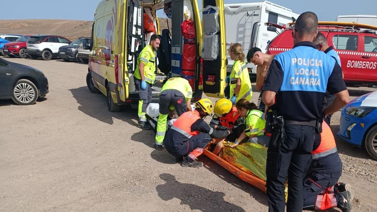 Atención sanitaria a la mujer accidentada en Playa Mujeres, en Papagayo.