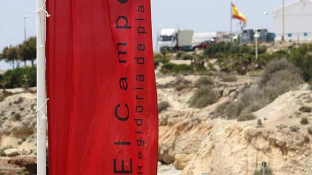 Una playa de El Campello con la bandera roja izada.