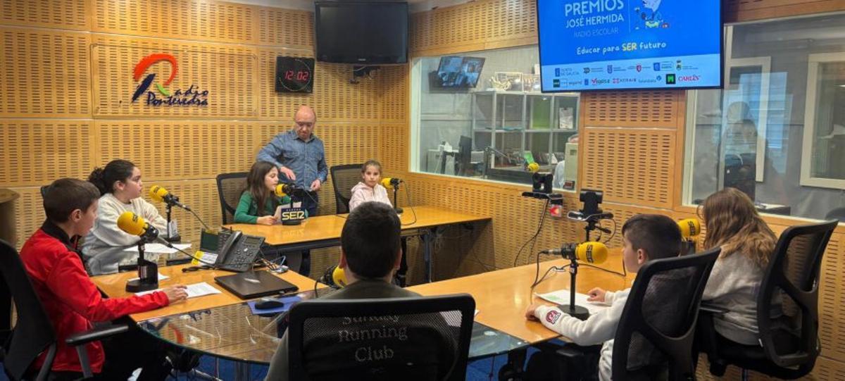 Los alumnos, en el estudio de Radio Pontevedra. |