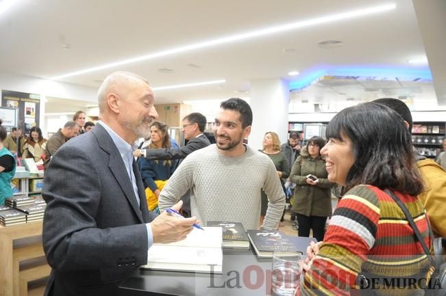 Colas por la firma de libros de Pérez-Reverte