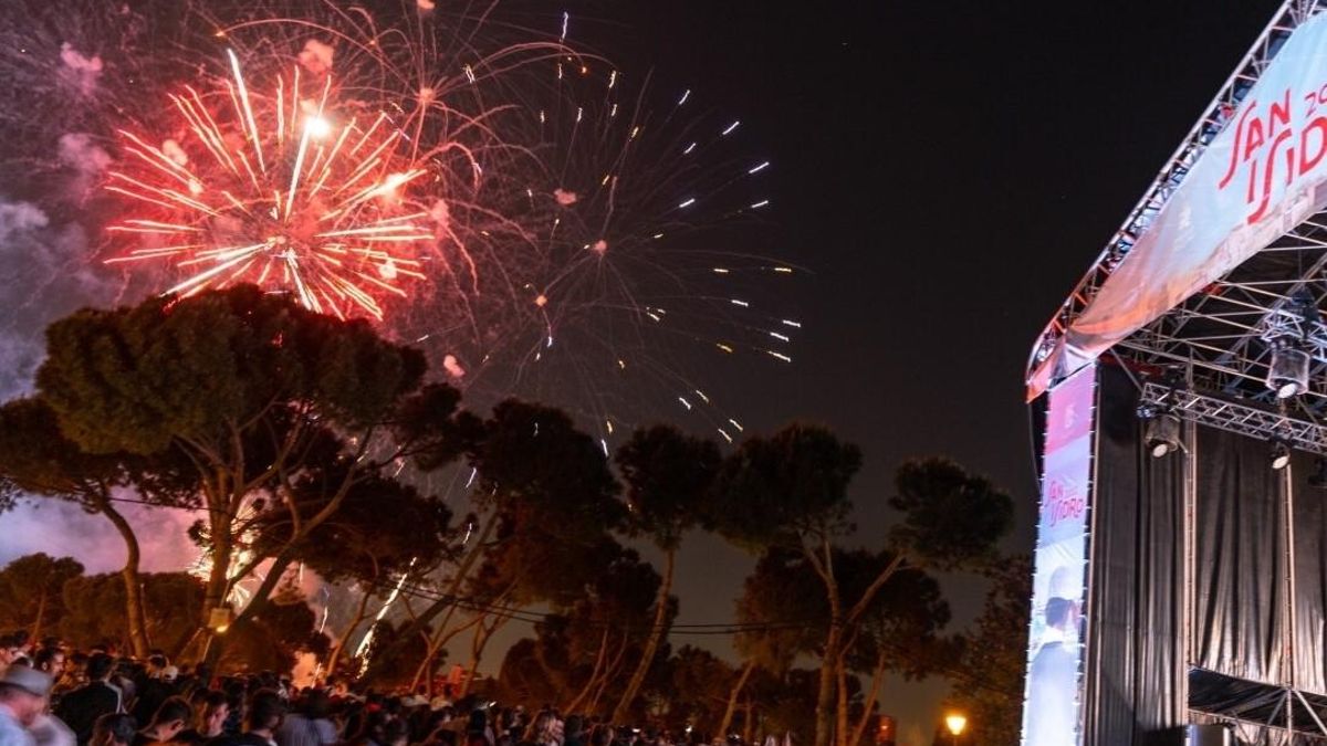 Archivo - Fuegos artificiales sobre el escenario de la Pradera de San Isidro.