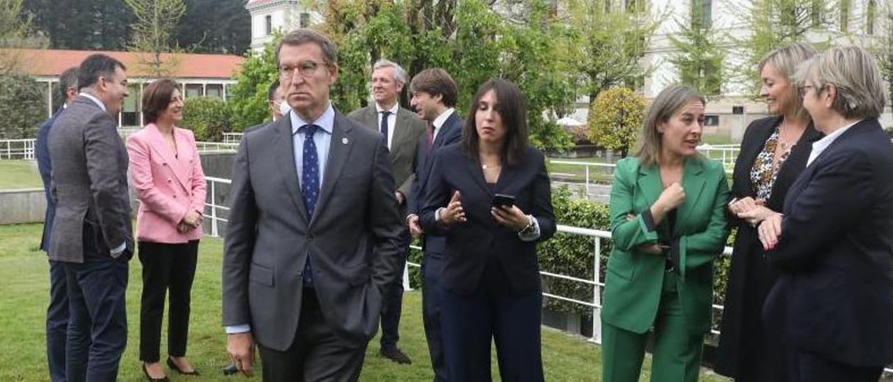 Feijóo, en primer plano, rodeado ayer de los miembros de la Xunta en una foto de familia en la sede administrativa de Santiago. |   // XOÁN ÁLVAREZ