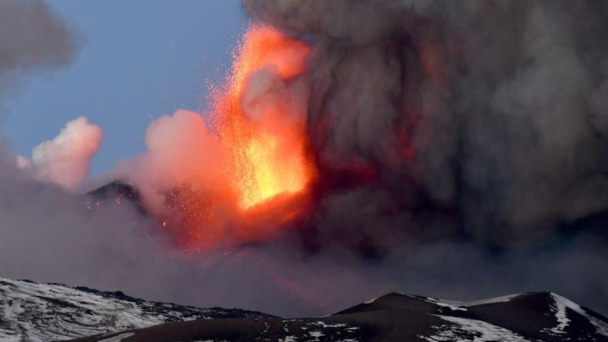 El Etna entra en erupción.