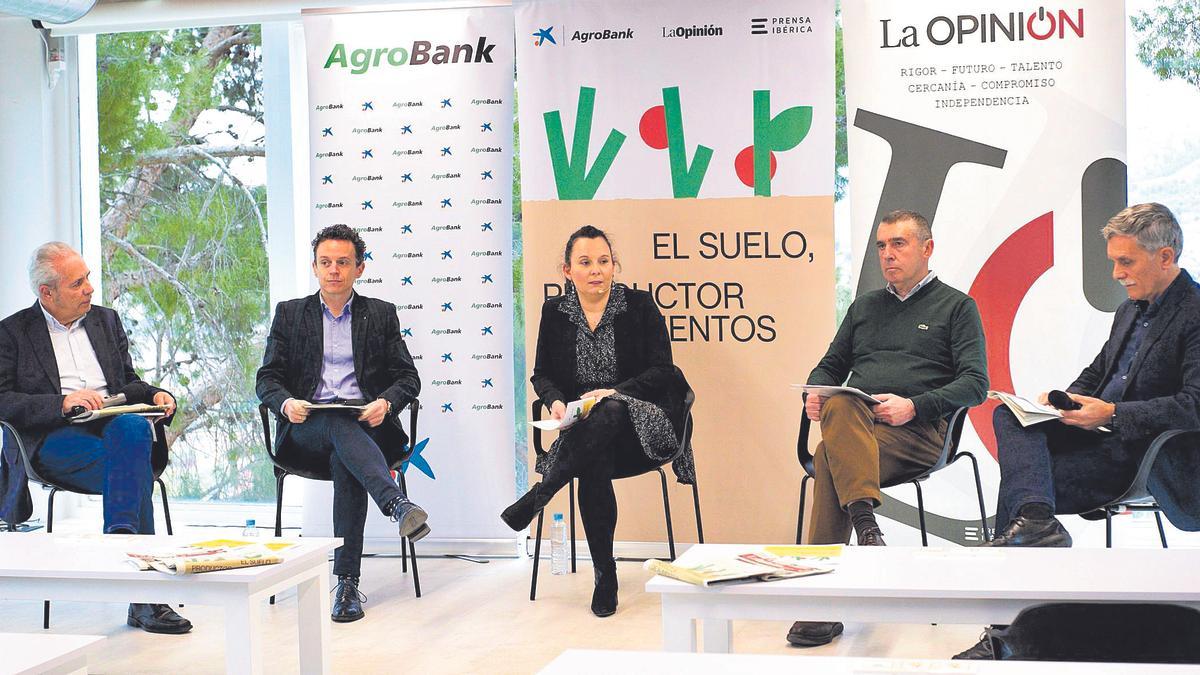 Participantes de la mesa de expertos ‘El suelo, productor de alimentos’, organizada por el diario La Opinión y CaixaBank.