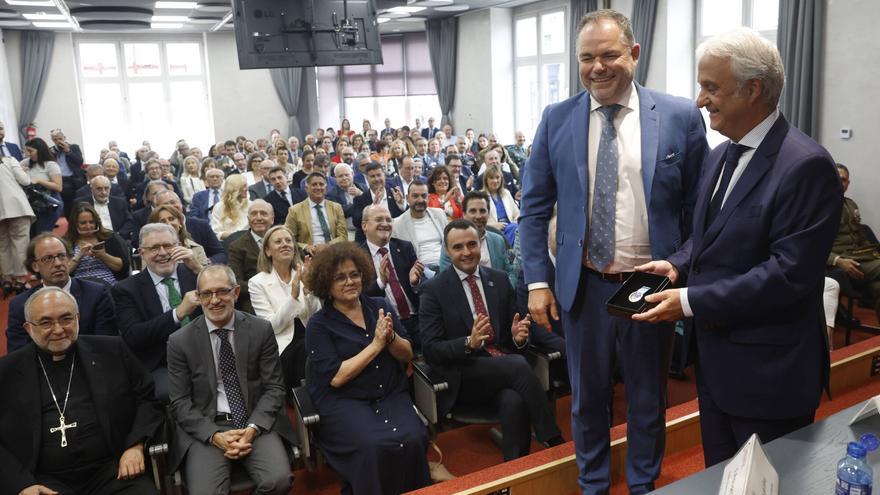 EN IMÁGENES: El presidente del TSJA recibe la Medalla de Oro de la Cámara de Oviedo