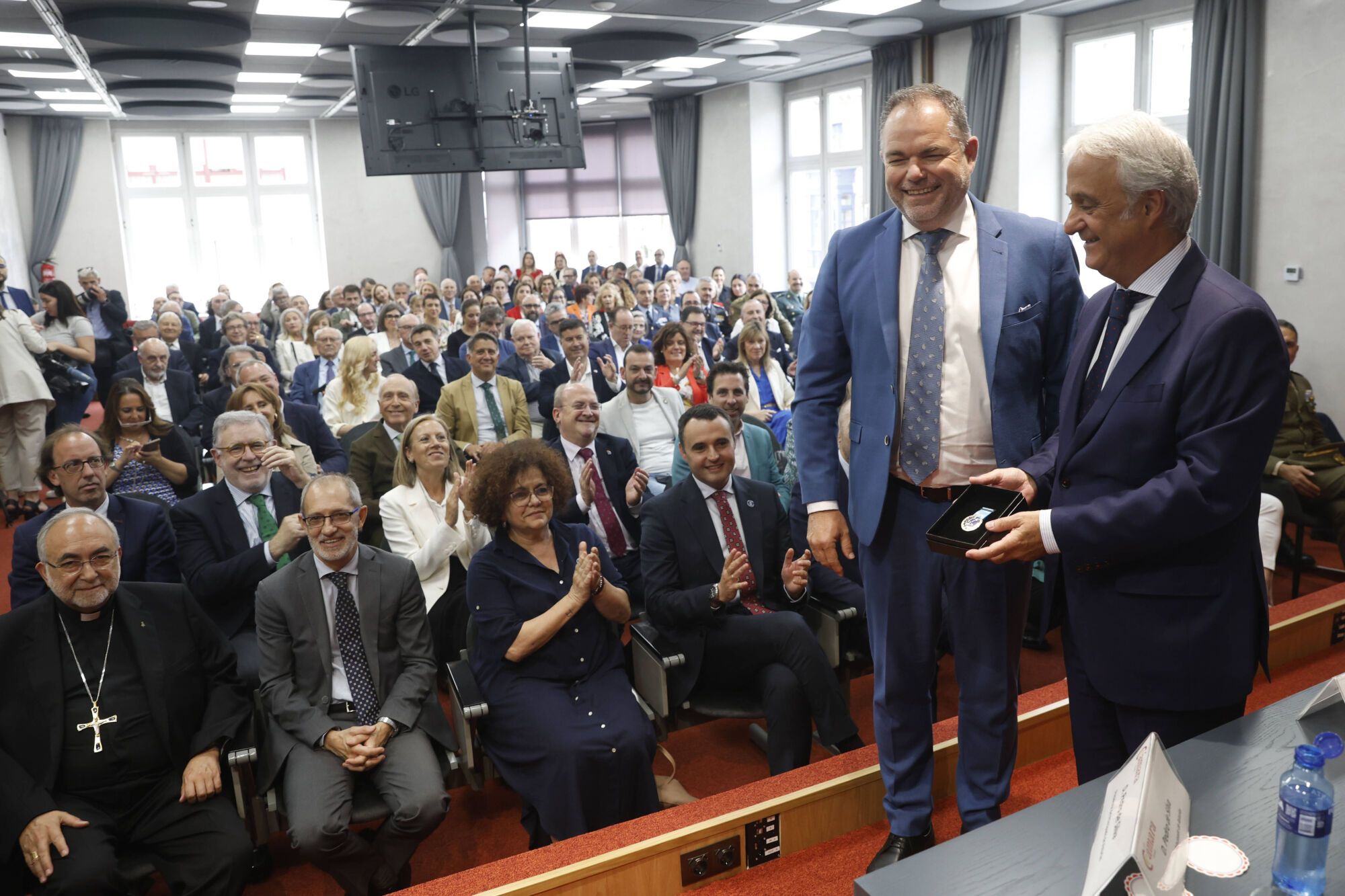 El presidente del TSJA, recibe la Medalla de Oro de la Cámara de Oviedo.