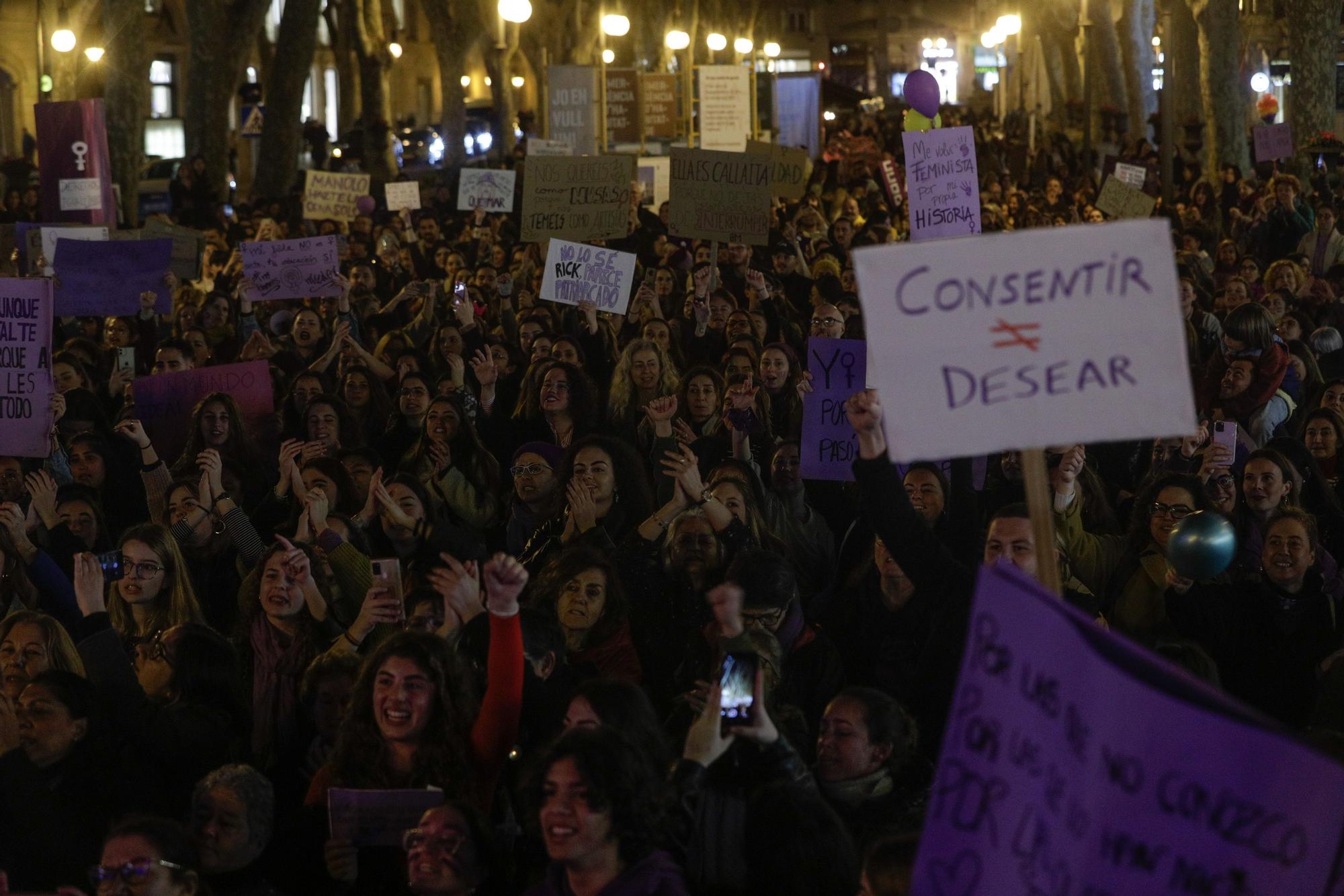 Miles de personas recorren Palma en la manifestación feminista del 8M