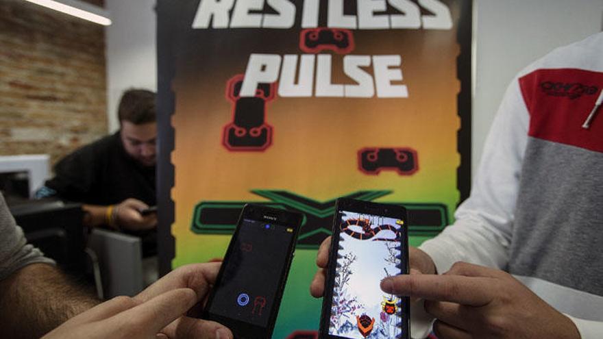 Algunos de los integrantes de Gorila Games muestran el videojuego &quot;Restless Pulse&quot; que han desarrollado para móviles.