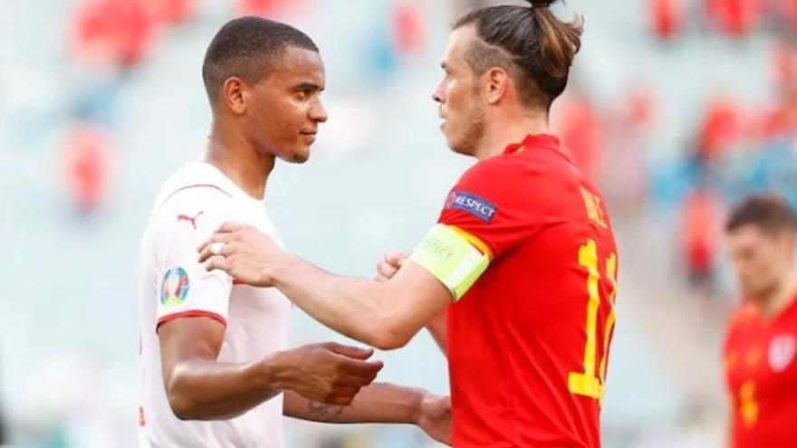 Manuel Akanji i Gareth Bale en el partit disputat a l&#039;Eurocopa entre Gal·les i Suïssa