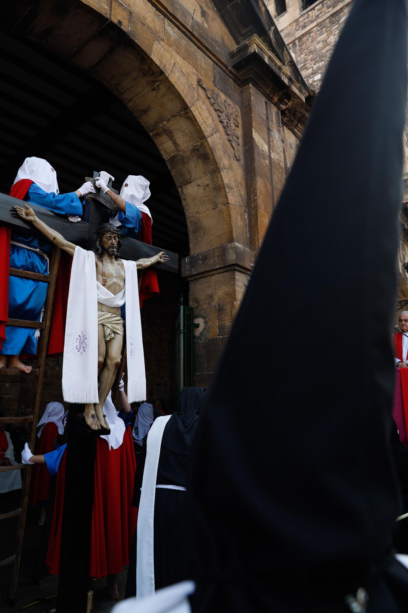 EN IMÁGENES: Emocionante sermón del Desenclavo y procesión del Santo Entierro