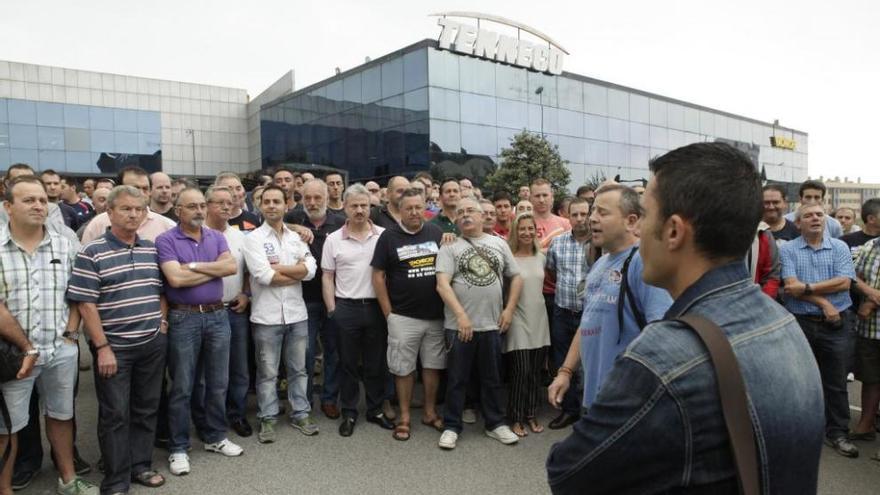 Trabajadores de Tenneco frente a la planta en una concentración.