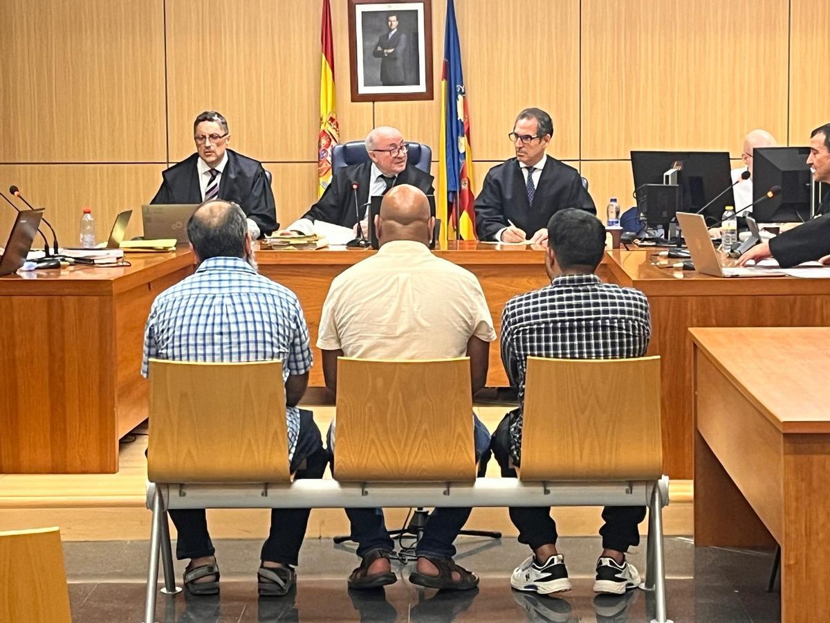 A la derecha, el acusado de agredir sexualmente a un menor en una frutería de l'Horta Nord.