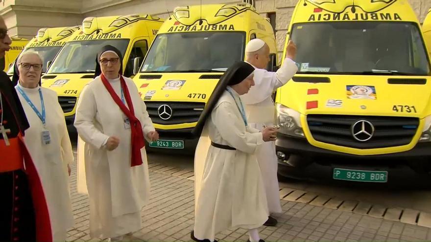 Lleó XIV beneeix les ambulàncies de sor Lucía Caram, que surt de Montjuïc cap a Ucraïna: «La fe sense compromís no és creïble»