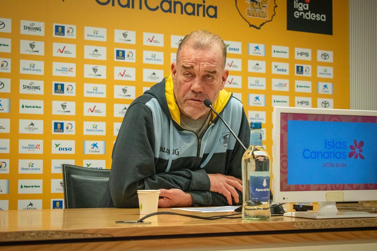 Néstor Che García en la sala de prensa del Arena en la rueda de prensa de esta mañana.